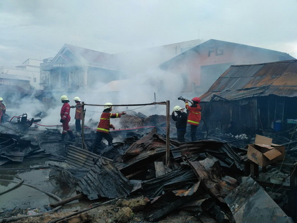 8 Rumah Kayu, 1 Rumah Beton Dilahap si 